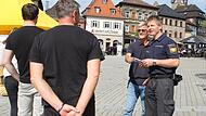 Zwei Mitarbeiter der Sicherheitswachten Bayreuth und Bamberg sprechen B&uuml;rger auf dem Lichtenfelser Marktplatz an. Matthias Nastvogel (rechts im Bild) lebt in der Gemeinde Altenkunstadt. Sein Kollege Artur Bese (daneben) ist aus Bamberg.