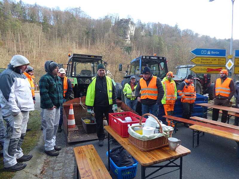 Auch bei Behringersmühle demonstrieren die LandwirteAuch bei Behringersmühle demonstrieren die Landwirte