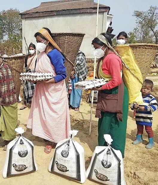 Der noch junge Verein „Khublei – Hilfe für Nordost-Indien“ kann durch seine Partner vor Ort Lebensmittel und Masken an Bedürftige ausgeben.