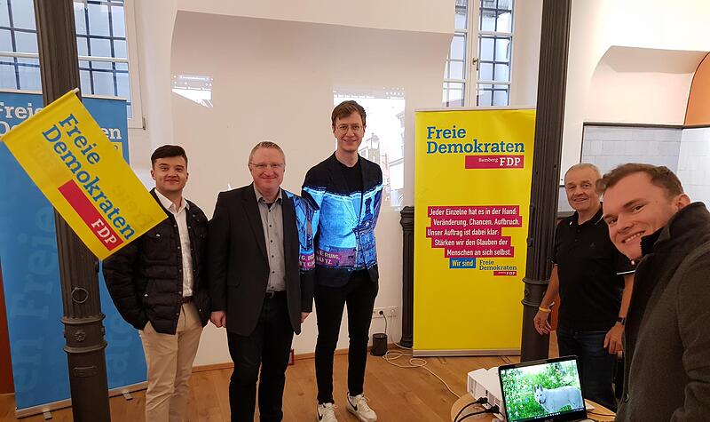 Die FDP feiert am Maxplatz in Bamberg Die FDP feiert am Maxplatz. Daniel Reuter (rechts) bereitet alles vor.