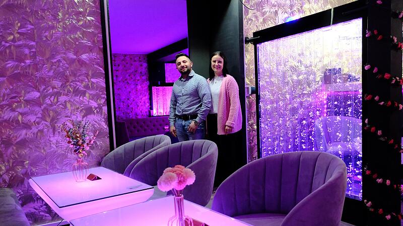 Lara-Marie Greim und Mohammad Tatou schätzen bequeme Stühle und die Wände mit perlenden Wassersäulen. Lara-Marie Greim und Mohammad Tatou schätzen bequeme Stühle und die Wände mit perlenden Wassersäulen.