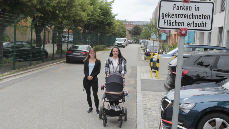 Sind mit den Parkm&ouml;glichkeiten in der Rosa-Kempf-Stra&szlig;e unzufrieden: Corinna Stark (rechts) und ihre Schw&auml;gerin Yvonne Stark.