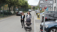Sind mit den Parkm&ouml;glichkeiten in der Rosa-Kempf-Stra&szlig;e unzufrieden: Corinna Stark (rechts) und ihre Schw&auml;gerin Yvonne Stark.