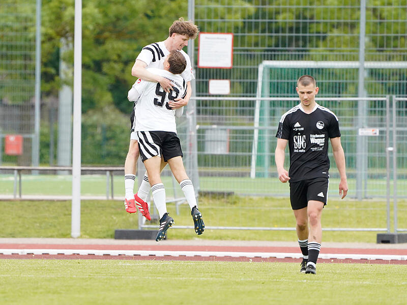 Justin Berwind (hinten) und Niklas Ehrlich feiern den M&ouml;nchr&ouml;dener F&uuml;hrungstreffer in luftigen H&ouml;hen.