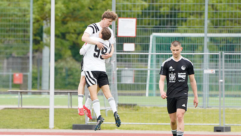 Justin Berwind (hinten) und Niklas Ehrlich feiern den M&ouml;nchr&ouml;dener F&uuml;hrungstreffer in luftigen H&ouml;hen.
