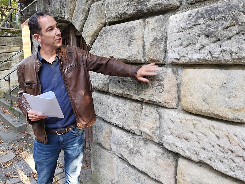 Denkmalpfleger Bernd Marr zeigt die festungsartige Stützmauer am Fritz-Schneider-Keller.Forchheim & Fränkische Schweiz Denkmalpfleger Bernd Marr zeigt die festungsartige Stützmauer am Fritz-Schneider-Keller.Forchheim & Fränkische Schweiz