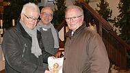 Günter Keppner, Pfarrer Andreas Schlechtweg und Heinz Weidhaus (von links) zeigen das legendäre Christuskind, das ab Heilig Abend wieder in der Krippe liegen wird. Günter Keppner, Pfarrer Andreas Schlechtweg und Heinz Weidhaus (von links) zeigen das legendäre Christuskind, das ab Heilig Abend wieder in der Krippe liegen wird.