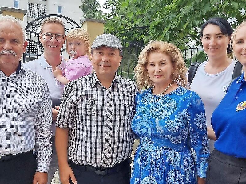 Vor der Schule sind zu sehen (v. r.): Maria Kariun von der Touristinfo Forchheim, die neue Partnerschaftsbeauftragte Ariane Sechi, Professorin und Direktorin Liliana Diana Pop, Stadtrat Atila Karabag, Stadtrat Josua Flierl sowie Gherlas Bürgermeis...