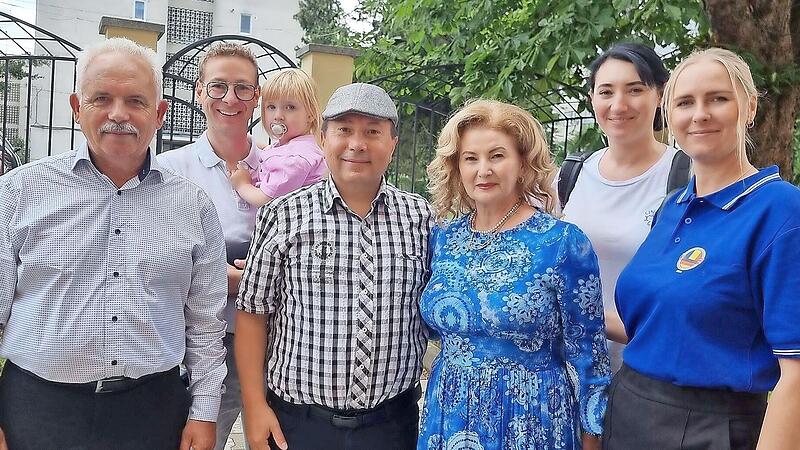 Vor der Schule sind zu sehen (v.&nbsp;r.): Maria Kariun von der Touristinfo Forchheim, die neue Partnerschaftsbeauftragte Ariane Sechi, Professorin und Direktorin Liliana Diana Pop, Stadtrat Atila Karabag, Stadtrat Josua Flierl sowie Gherlas B&uuml;rgermeis...