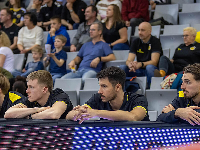 Pavels Valkovskis (l.), Felix Dettenthaler (2. v. l.) und Mikael Helmersson (r.) verlassen den HSC Coburg im Sommer. Nur Nejc Planinsek (2. v. r.) bleibt aus diesem Quartett erhalten.