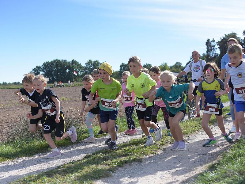 Auf die Plätze, fertig, los: Der Start der Jüngsten beim U8-Lauf Auf die Plätze, fertig, los: Der Start der Jüngsten beim U8-Lauf