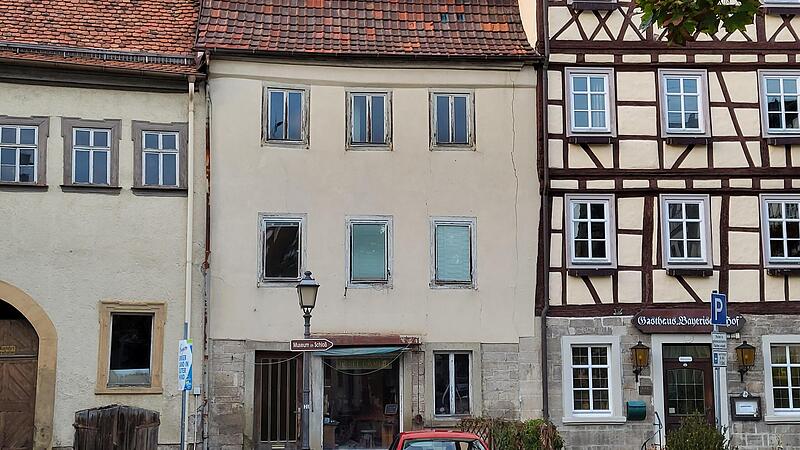 Das Lutz-Anwesen zwischen der sogenannten Schweiz (links) und dem „Bayerischen Hof“ (rechts) am Münnerstädter Marktplatz wurde vor Jahren von der Stadt gekauft. Es sollte Teil eines  Hotelprojektes werden.