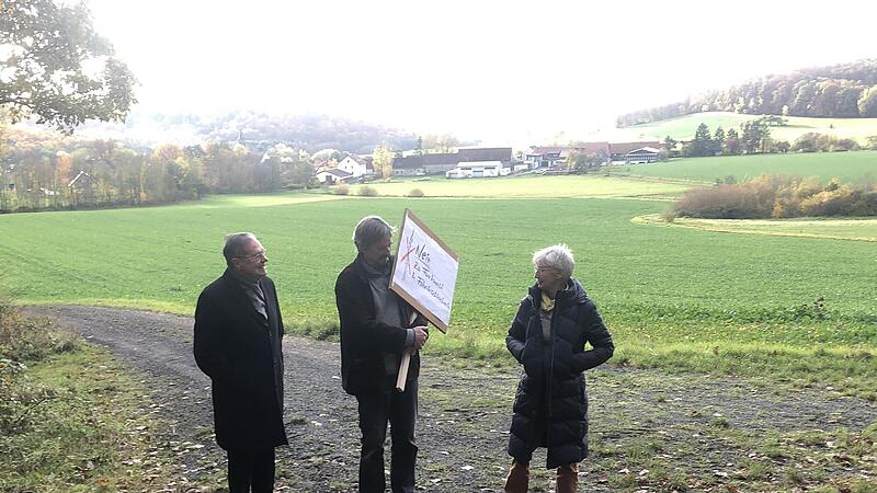 Ulrich Mergner: &bdquo;Gemeinsam mit meiner Frau werden wir alle M&ouml;glichkeiten aussch&ouml;pfen, den Mobilfunkmast zu verhindern". Links im Bild Professor Klaus Buchner, der bei einem Vortrag seine Meinung zum Thema Strahlung untermauerte.