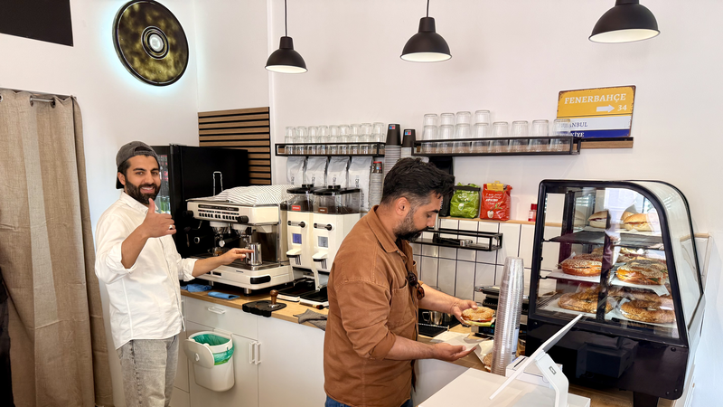 Caf&eacute;-Betreiber Sedat Ulrich ist stolz, dass er endlich er&ouml;ffnen kann.