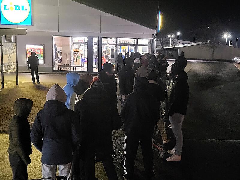 Bad Brückenau, am Montagmorgen, 29. Dezember 2025: Anstehen für Silvester-Böller vor einem Discounter Bad Brückenau, am Montagmorgen, 29. Dezember 2025: Anstehen für Silvester-Böller vor einem Discounter