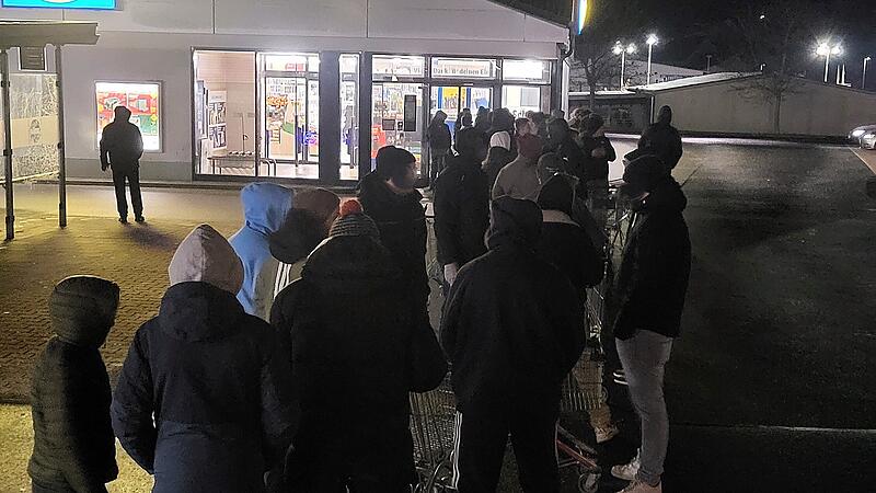 Bad Br&uuml;ckenau, am Montagmorgen, 29. Dezember 2025: Anstehen f&uuml;r Silvester-B&ouml;ller vor einem Discounter