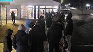 Bad Br&uuml;ckenau, am Montagmorgen, 29. Dezember 2025: Anstehen f&uuml;r Silvester-B&ouml;ller vor einem Discounter