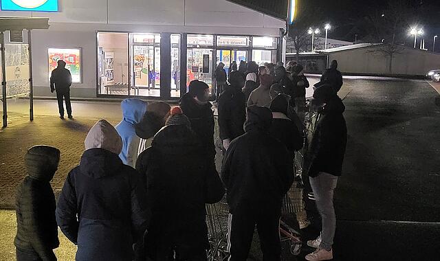Bad Br&uuml;ckenau, am Montagmorgen, 29. Dezember 2025: Anstehen f&uuml;r Silvester-B&ouml;ller vor einem Discounter
