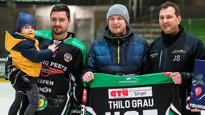 Jörg Schobert, der sportlicher Leiter des HEC und  Daniel Sikorski    überreichen Thilo Grau (von rechts) das Ehrentrikot. Mit seinem 482. Spiel knackte  Grau den  Rekord seines Schwagers Sikorski.