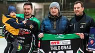 Jörg Schobert, der sportlicher Leiter des HEC und  Daniel Sikorski    überreichen Thilo Grau (von rechts) das Ehrentrikot. Mit seinem 482. Spiel knackte  Grau den  Rekord seines Schwagers Sikorski.