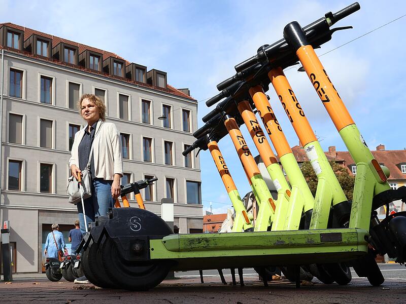 E-Scooter-Unfall in Bamberg: Gefahr für blinde Menschen Mitte August stürzt Claudia Ramer über einen unachtsam abgestellten E-Scooter.