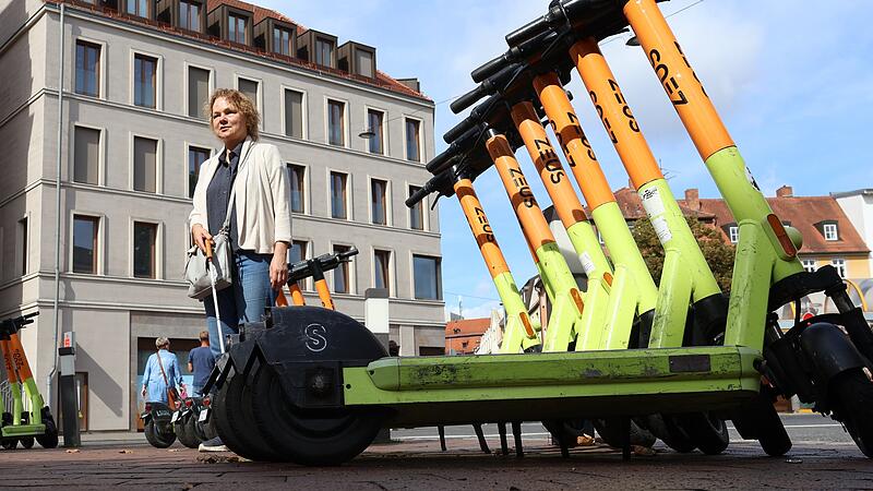 Mitte August st&uuml;rzt Claudia Ramer &uuml;ber einen unachtsam abgestellten E-Scooter.