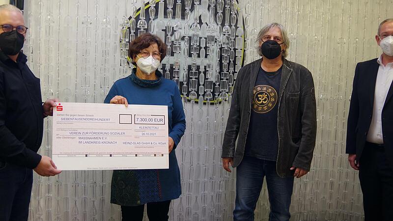 Thomas Eidloth (links) und Frank Martin (rechts) von Heinz-Glas &uuml;berreichten an Christa K&ouml;rner und Rolf M&uuml;ller eine Spende von 7300 Euro f&uuml;r den &bdquo;Verein zur F&ouml;rderung sozialer Ma&szlig;nahmen&ldquo;.