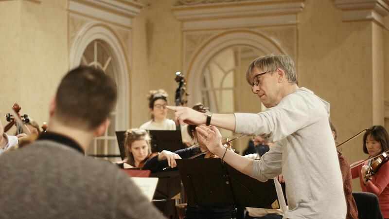 Es geht auch mal in &bdquo;Zivilkleidung&ldquo;: Sebastian Tewinkel, Dirigent des Bayerischen Kammerorchesters, feilt mit seinen Musikern an den St&uuml;cken f&uuml;r das Dreik&ouml;nigskonzert.