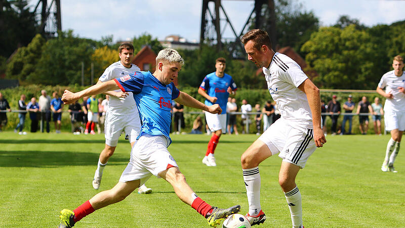 Philipp Hack (blaues Trikot) bei einem Kieler Testspiel im Sommer.