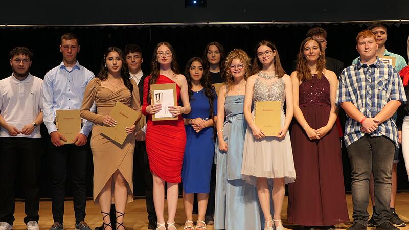 Abschlussfeier der Albrecht-D&uuml;rer-Mittelschule Ha&szlig;furt: Diese Sch&uuml;lerinnen und Sch&uuml;ler verlassen die Mittelschule mit herausragenden Leistungen. Daf&uuml;r wurden sie geehrt und erhielten jeweils einen Preis der Sponsoren.