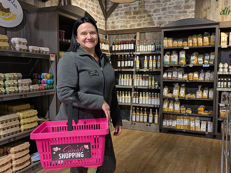 Single-Shopping: Hier wird das Ansprechen leicht gemacht. Social Media Managerin (Edeka Seidl) Heike Sattler erklärt, wie das funktioniert. Single-Shopping: Hier wird das Ansprechen leicht gemacht. Social Media Managerin (Edeka Seidl) Heike Sattler erklärt, wie das funktioniert.