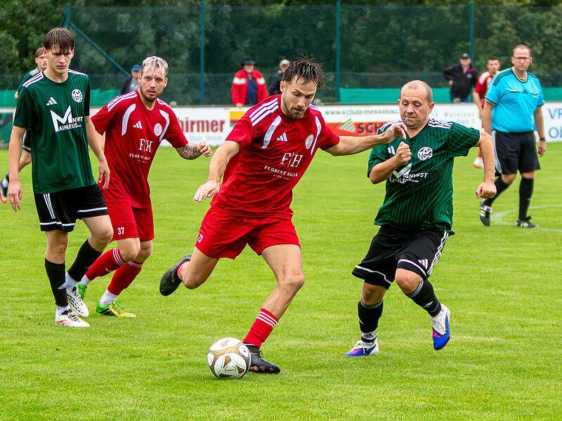 Der Mainleuser Kamil Trojanowski (rechts) st&ouml;rt den Heinersreuther Philipp Dall beim Abschluss.