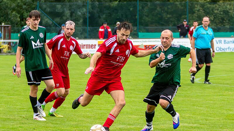 Der Mainleuser Kamil Trojanowski (rechts) st&ouml;rt den Heinersreuther Philipp Dall beim Abschluss.