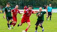 Der Mainleuser Kamil Trojanowski (rechts) st&ouml;rt den Heinersreuther Philipp Dall beim Abschluss.