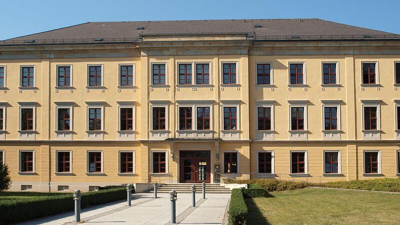 Die Hauptverwaltung des Bezirks ist in der Cottenbacher Straße in Bayreuth zu finden.