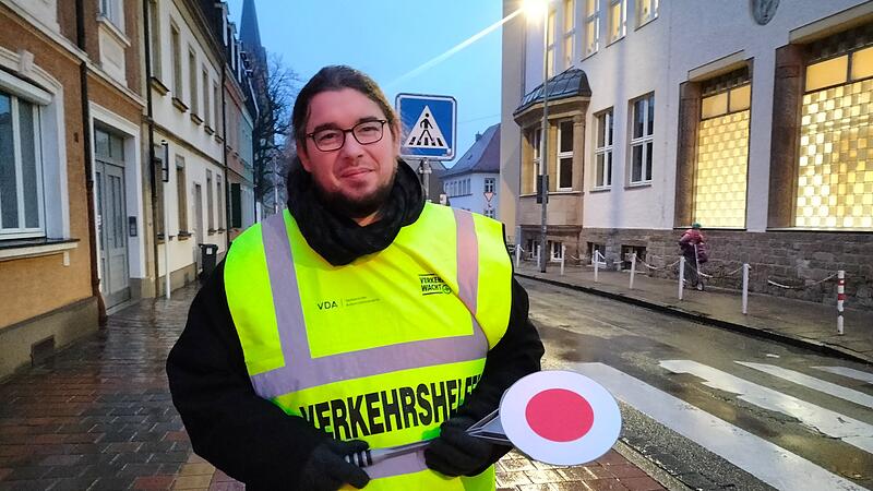 Egon Herrnleben steht einmal die Woche als Schulweghelfer an der Straße. Egon Herrnleben steht einmal die Woche als Schulweghelfer an der Straße.