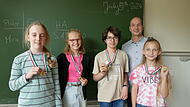 Das erfolgreiche Team des Dientzenhofer-Gymnasiums freut sich mit Lehrer Thomas Platzöder über die Goldmedaille (von links): Malte, Lina, Milan und Romy.