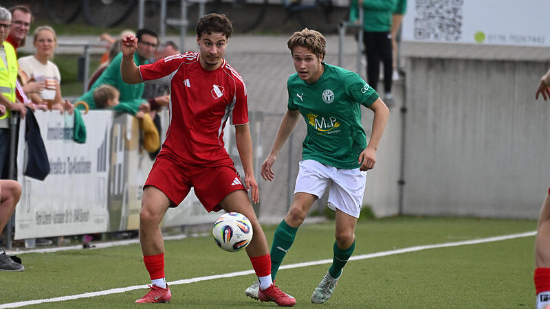 Der Neudrossenfelder Moritz Hütter heftet sich an die Fersen des Erlangers Lukas Kuschka. Im Hinspiel kassierte der TSV nach einer 4:1-Führung noch eine 4:5-Niederlage.