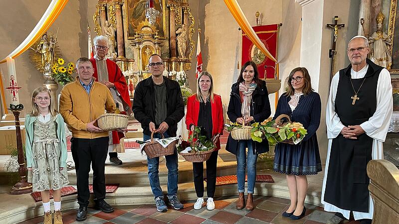 Zeremonie der Segnung der ersten Trauben im Winzerort Steinbach Zeremonie der Segnung der ersten Trauben im Winzerort Steinbach
