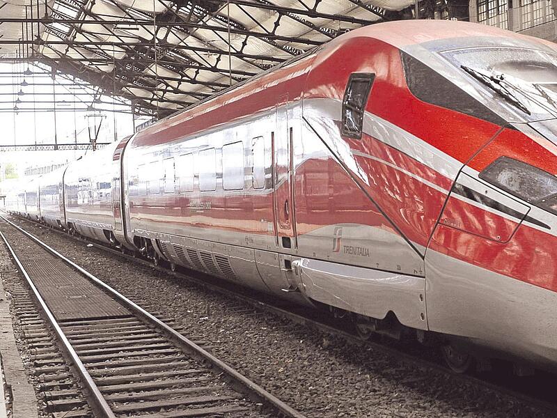 Die Frecciarossa fährt bis zu 300 Kilometer pro Stunde schnell. Geht es nach der italienischen FS-Gruppe, bald auch auf deutschen Schienen. Die Frecciarossa fährt bis zu 300 Kilometer pro Stunde schnell. Geht es nach der italienischen FS-Gruppe, bald auch auf deutschen Schienen.