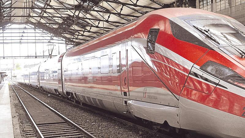 Die Frecciarossa f&auml;hrt bis zu 300 Kilometer pro Stunde schnell. Geht es nach der italienischen FS-Gruppe, bald auch auf deutschen Schienen.