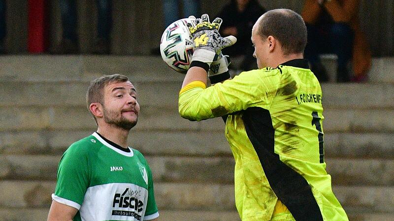 Beim 1:0-Hinspielsieg hielt der Lichtenfelser Torwart Niklas Weise (rechts) nicht nur diesen Ball vor dem Friesener Rico Nassel, sondern auch kurz vor Schluss einen von Nassel getretenen Foulelfmeter.