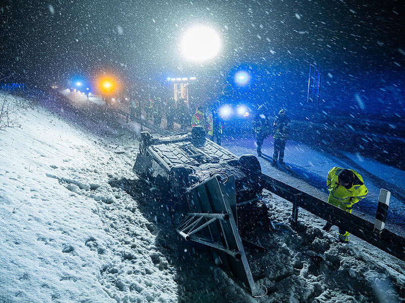 Winter h&auml;lt Einsatzkr&auml;fte auf Trab - zwei Verletze nach &Uuml;berschlag im dichten SchneetreibenUnfall A 73 zwischen Coburg und Eisfeld