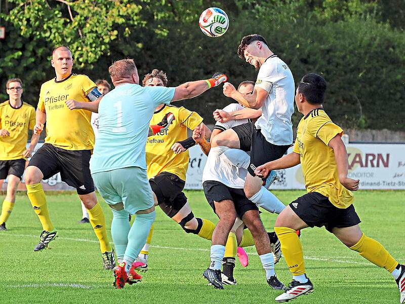 Der Unterleiterbacher Torwart Dominik Werner kommt zu sp&auml;t: Per Kopf erzielt der Merkendorfer Jan Pfister den Ausgleichstreffer zum 1:1