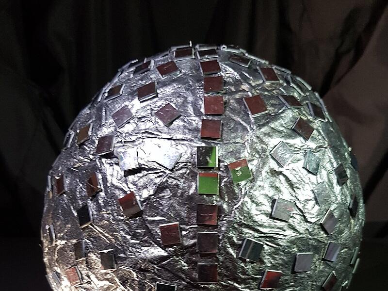 Den 3. Platz im Teamwettbewerb holten Melissa, Madison, Melina, Larissa, Leonie, Emma und Nele aus der Klasse 6a der Mittelschule Wiesentheid mit ihrer Diskokugel.