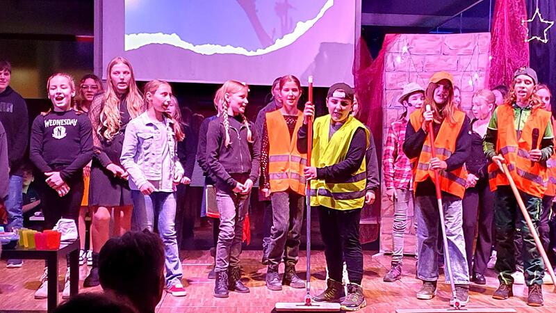 Schuster Martin trifft in der Aula der Realschule H&ouml;chstadt auf rappende Stra&szlig;enkehrer.