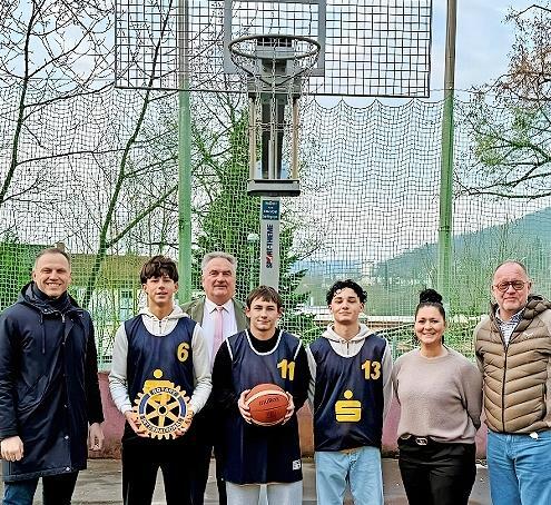 Steffen Krambo, Nikolay, Rektor Hans Hanna, Michael, Fuad, Konrektorin Katja Kiesel und Frank Kugler. Steffen Krambo, Nikolay, Rektor Hans Hanna, Michael, Fuad, Konrektorin Katja Kiesel und Frank Kugler.