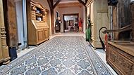 Der Eingangsbereich mit den historischen Jugendstil-Bodenfliesen.
