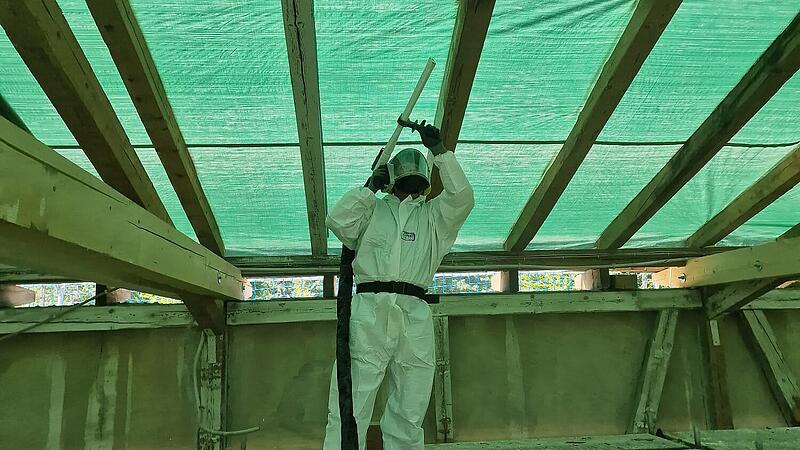 Die Balken der Dachkonstruktion des Turniergeb&auml;udes werden mittels Trockeneis gereinigt.