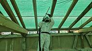 Die Balken der Dachkonstruktion des Turniergebäudes werden mittels Trockeneis gereinigt. Die Balken der Dachkonstruktion des Turniergebäudes werden mittels Trockeneis gereinigt.